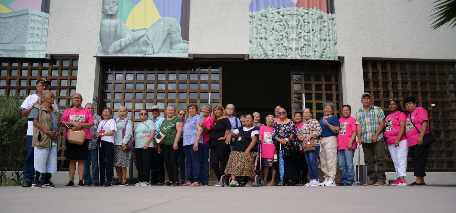 Adultos mayores participan en actividades culturales y recreativas