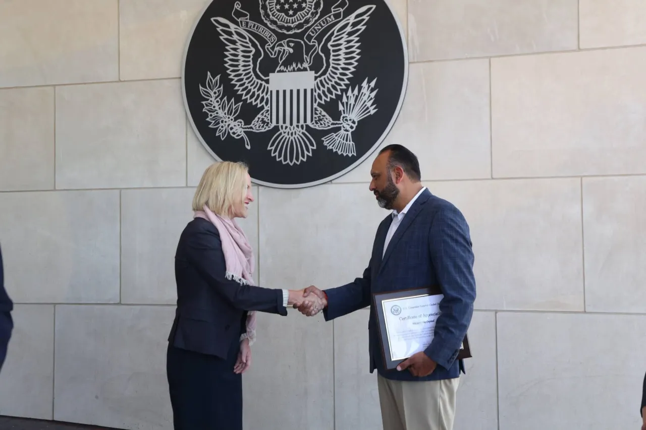 Dan la bienvenida a Katherine Beamer como nueva cónsul general de Estados Unidos.