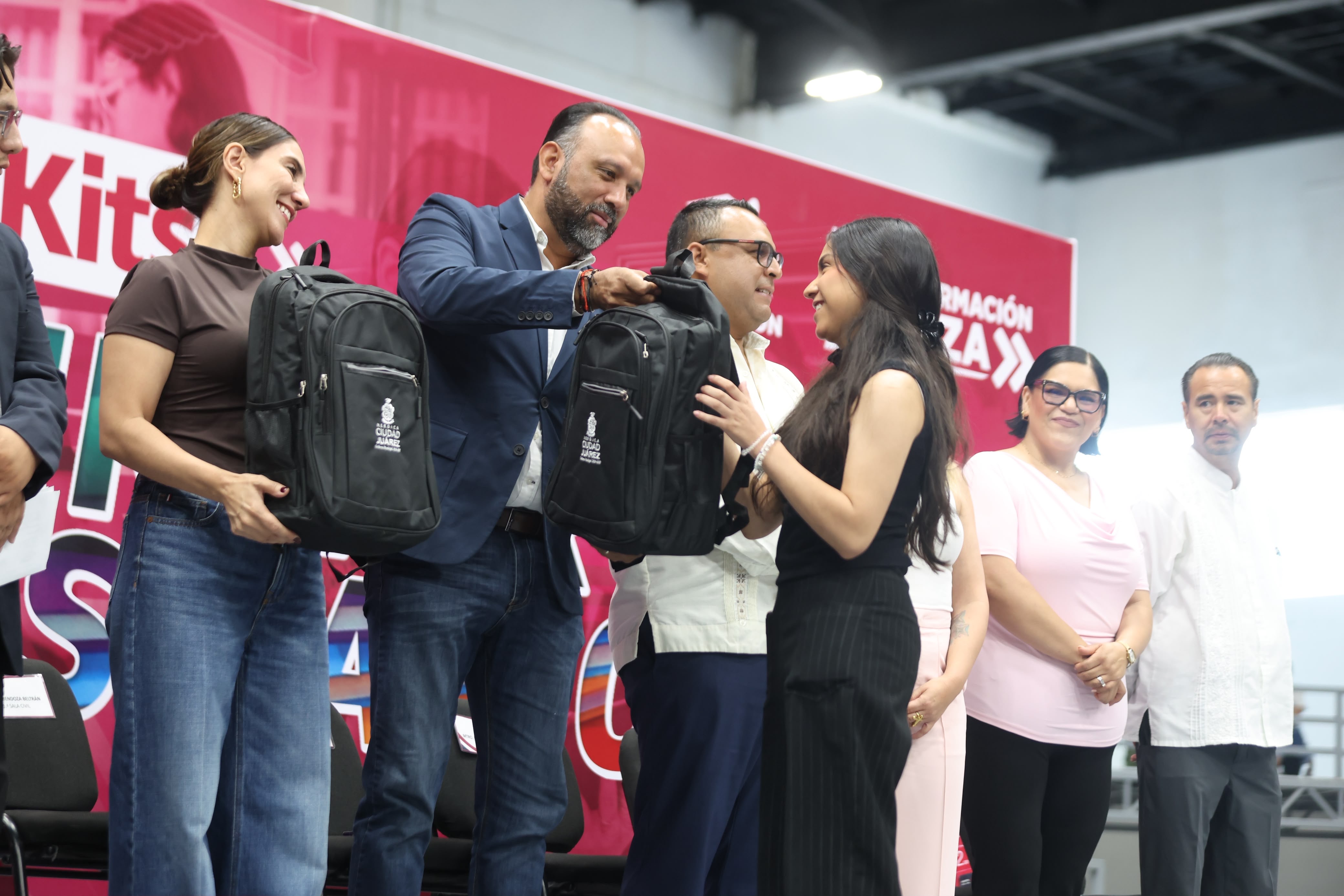 Entregan 2 mil 850 kits universitarios a estudiantes beneficiarios de becas en Juárez